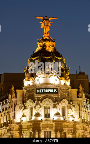 Edificio di Metropolis in Gran Via al crepuscolo, Madrid, Spagna Foto Stock