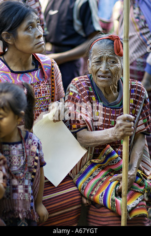 GUATEMALA ACAL un anziano maya Mam donna in evidente dolore Foto Stock