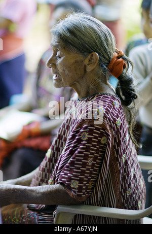 GUATEMALA ACAL un anziano maya Mam donna in abito tradizionale di intrecciato huipil corte e cintra Foto Stock