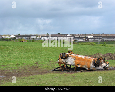 Bruciata auto a sinistra a marcire nella periferia di Dublino in Irlanda Foto Stock