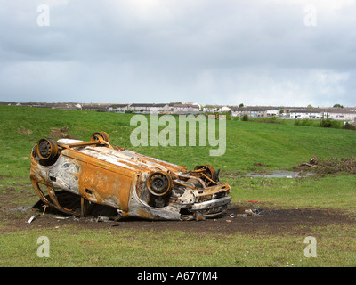 Bruciata auto a sinistra a marcire nella periferia di Dublino in Irlanda Foto Stock