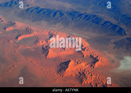 Vista aerea delle dune e di una dorsale montana nel deserto del Sahara, Marocco, Africa Foto Stock