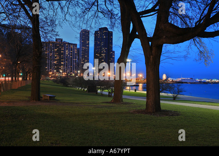 Vista dalla riva del lago Michigan verso l'orizzonte e il Navy Pier, Chicago, Illinois, Stati Uniti d'America Foto Stock