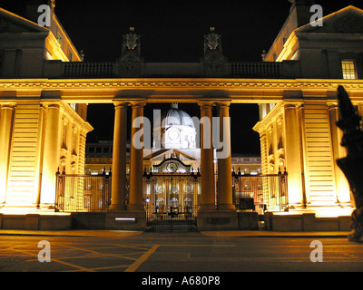 Gli edifici del governo con il Leinster House di notte visto da Upper Merrion Street Dublin Foto Stock