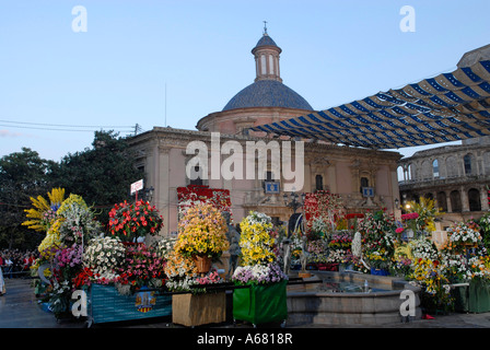 La statua della Vergine Maria coperta di fiori in Plaza de la Virgen durante l'Ofrena de flors evento del festival Las Fallas a Valencia Spagna Foto Stock