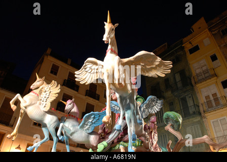 Carta-mache Ninot burattini sul display in strada durante il tradizionale Las Falles festival tenutosi nella città di Valencia Spagna Foto Stock