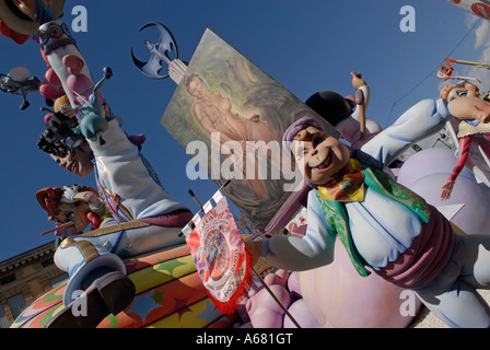 Carta-mache Ninot burattini sul display in strada durante il tradizionale Las Falles festival tenutosi nella città di Valencia Spagna Foto Stock