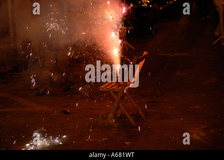 Sparkler blazing su un portatile di sedia in legno durante Las Crema caso l'ultima sera del Las Falles festival nella città di Valencia Spagna Foto Stock