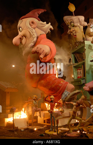 Falles e carta-mache Ninot marionette impostato sul fuoco durante la crema, il giorno finale di Las Falles tradizionale festival che si tiene nella città di Valencia Spagna Foto Stock