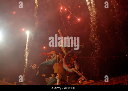 Petardi andando fuori sopra carta-mache Ninot burattini durante Las Crema caso l'ultima sera del Las Falles festival nella città di Valencia Spagna Foto Stock