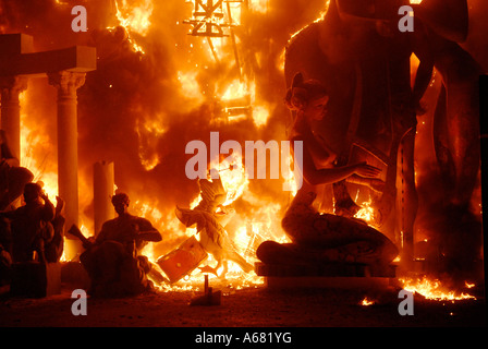 Falles e carta-mache Ninot marionette impostato sul fuoco durante la crema, il giorno finale di Las Falles tradizionale festival che si tiene nella città di Valencia Spagna Foto Stock