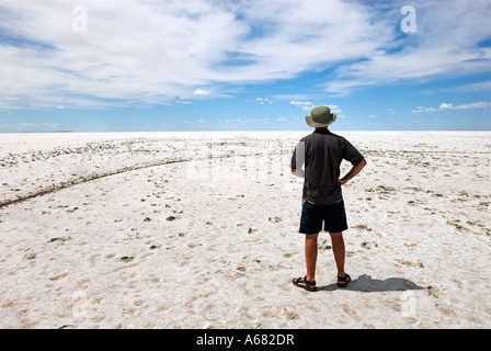 L'uomo sul sale Lago Eyre, South Australia, Australia Foto Stock