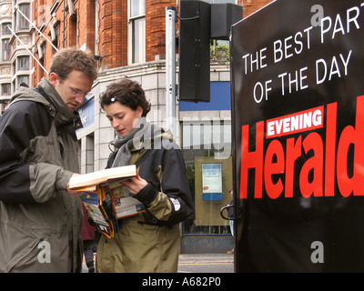 I turisti alla ricerca di road map in Grafton Street Dublino Irlanda Foto Stock