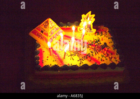 Candele accese su una Yami Yugi Yu-Gi-Oh tema torta di compleanno per Henry e William. Burnsville Minnesota USA Foto Stock