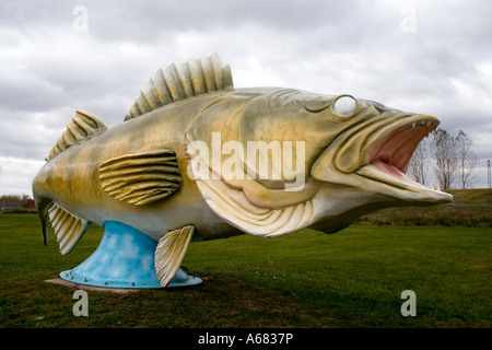 Una minacciosa vista dei mondi più grande walleye catturati da Paul Bunyan sul lettore RUSH Lago. Rush City Minnesota USA Foto Stock