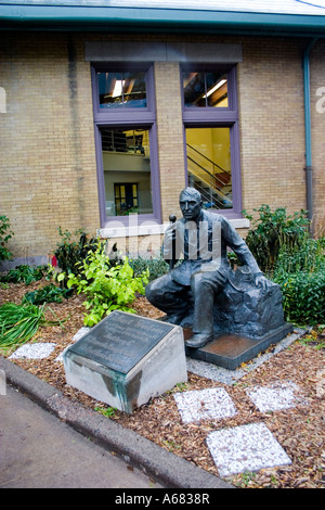 Statua Albert Woolson ultimo Union Army superstite della guerra civile nella parte anteriore del Lago Superior Railroad Museum. Duluth Minnesota USA Foto Stock