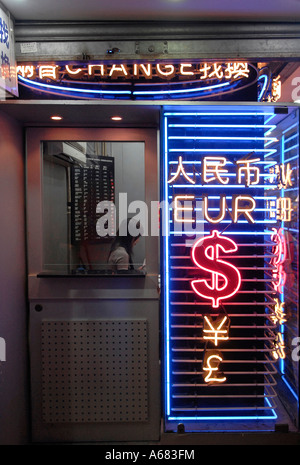 Insegne al neon in forma di valuta estera presso un ufficio cambio valuta in Hong Kong Cina Foto Stock