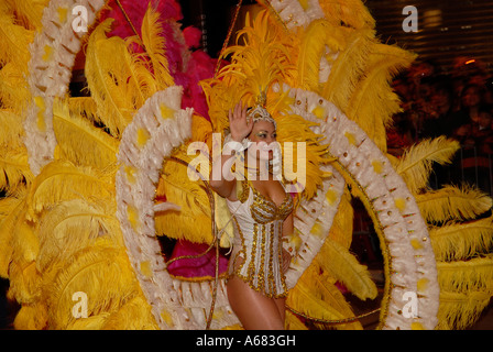 Un ospite musicale dal Sud America in abito festivo prendendo parte al Hong Kong Anno Nuovo Cinese sfilata in Cina Foto Stock