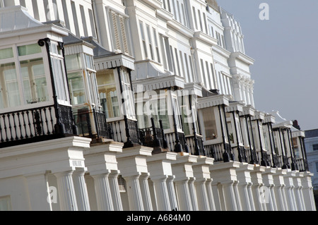 Balconi su case in Chichester terrazza sul lungomare di Brighton Foto Stock