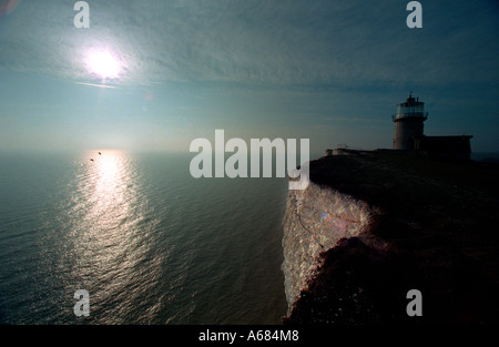 Belle Tout Lighthouse appollaiato vicino al bordo di un 350 piedi alto dirupo a Beachy Head vicino a Eastbourne East Sussex Foto Stock