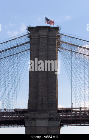 Ponte di Brooklyn pilastro e bandiera americana Foto Stock