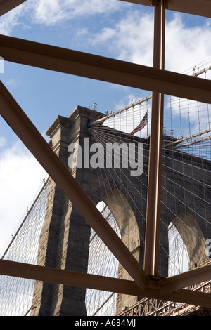 Ponte di Brooklyn pilastro e bandiera americana Foto Stock