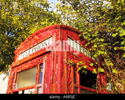 Rosso abbandonati telefono pubblico Glastonbury Somerset Inghilterra Foto Stock