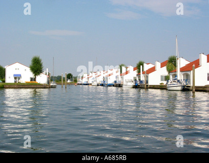 Marina Oolderhuuske resort con case galleggianti costruito su calcestruzzo galleggianti di Roermond Europa Paesi Bassi Foto Stock