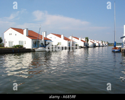 Marina Oolderhuuske resort con case galleggianti costruito su calcestruzzo galleggianti di Roermond Europa Paesi Bassi Foto Stock