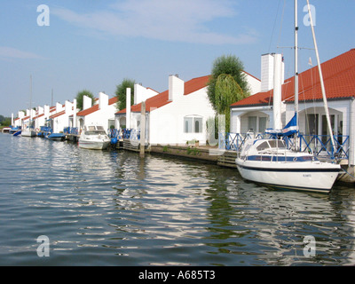 Marina Oolderhuuske resort con case galleggianti costruito su calcestruzzo galleggianti di Roermond Europa Paesi Bassi Foto Stock