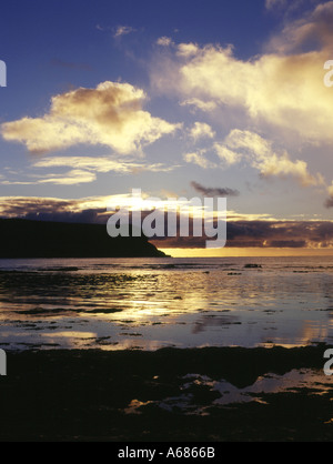 dh WARBETH BEACH ORKNEY tramonto d'oro sull'Oceano Atlantico del Nord e Kame of Hoy tranquilla costa del mare Foto Stock