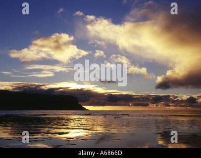 dh WARBETH BEACH ORKNEY tramonto dorato sopra l'Oceano Atlantico del Nord e Kame di Hoy costa del mare sera crepuscolo Foto Stock