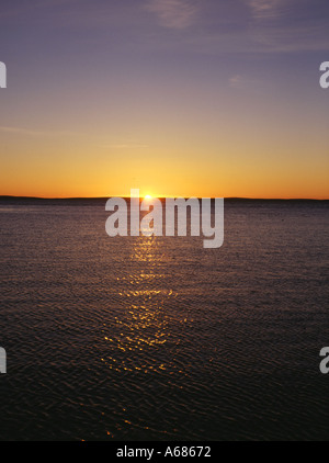 Dh Swanbister Bay Scapa ORPHIR flusso ORKNEY Alba sul cielo blu arancio sole di mattina luogo space horizon di primo mattino Foto Stock