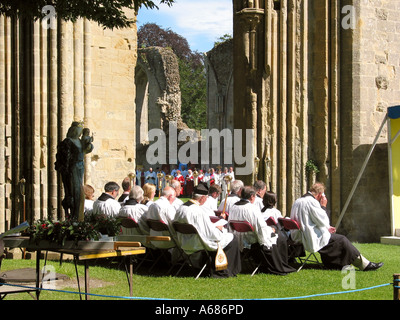 Apertura annuale del servizio di aria durante il pellegrinaggio cattolico all Abbazia di Glastonbury Somerset Inghilterra Foto Stock