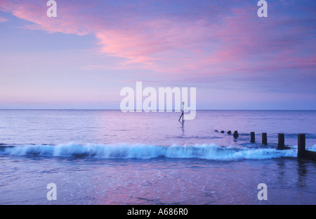 Spiaggia deserta e mare Isola di Wight England Regno Unito in mattina presto Foto Stock