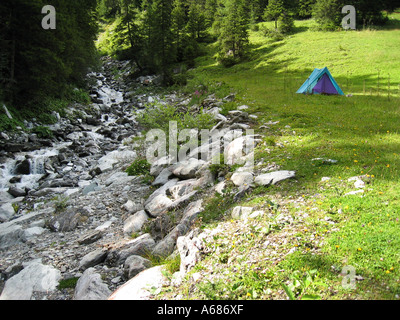 Paesaggio panoramico con tenda blu si accamparono tra rocce vicino Hintertux Tirolo Austria Foto Stock