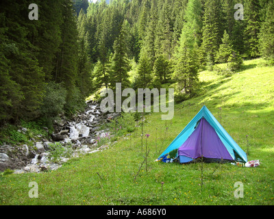 Paesaggio panoramico con piccola tenda blu piantato dal piccolo ruscello vicino a Hintertux Tirolo Austria Foto Stock