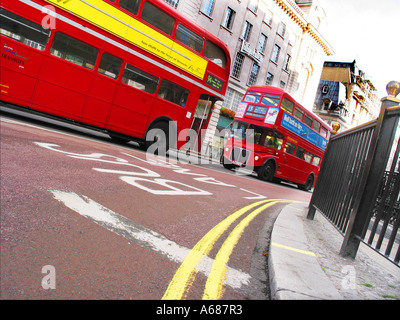 Due rossi di Londra autobus Routemaster vicino a Piccadilly Circus Oxford Street London Inghilterra England Foto Stock