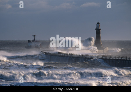 Una nave ritorna per la sicurezza del porto mare mosso. Sunderland, England, Regno Unito Foto Stock