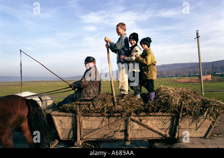 Contadino con i suoi tre figli per andare a casa con cavallo e carrozza in Moldova Foto Stock