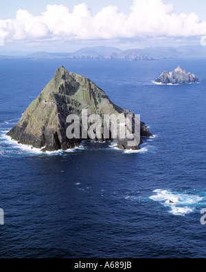 Isola scoscese con faro fuori kerrys costa atlantica con resti archeologici, Foto Stock