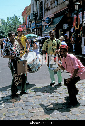 Gli artisti di strada di eseguire in una città argentina, Foto Stock