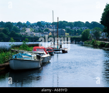 Killaloe, County Clare, Irlanda, piccolo fiume barche sul lago legata all' Irlanda fiume Shannon Foto Stock