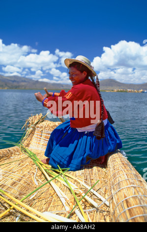 Tribal donna indiana remare una barca a lamelle in Perù il continente americano Foto Stock