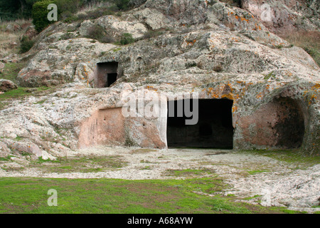 Ingresso alla Domus de Janas o "tomba dei giganti' Montessu, Sardegna, Italia Foto Stock