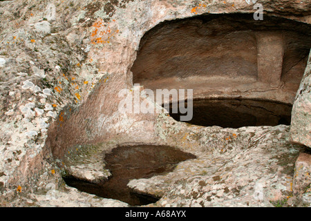 Dove i corpi dei morti sono stati fissati in una Domus de Janas o "tomba dei giganti" sito in Montessu, Sardegna, Italia Foto Stock