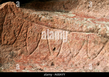 Marcature sulla Domus de Janas "tomba dei giganti' in Montessu, Sardegna, Italia Foto Stock