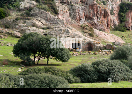 Domus de Janas o "tomba dei giganti' a Montessu in Sardegna, Italia Foto Stock