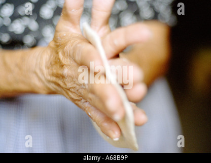 Close up di un womans mani rendendo tortilla. Foto Stock