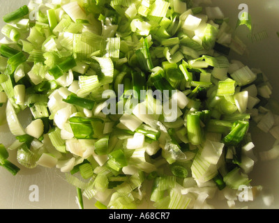 Tritate il porro sul tagliere Foto Stock